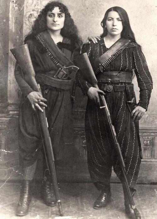 Армянские женщины позируют со своими винтовками перед войной против османов, 1895 год