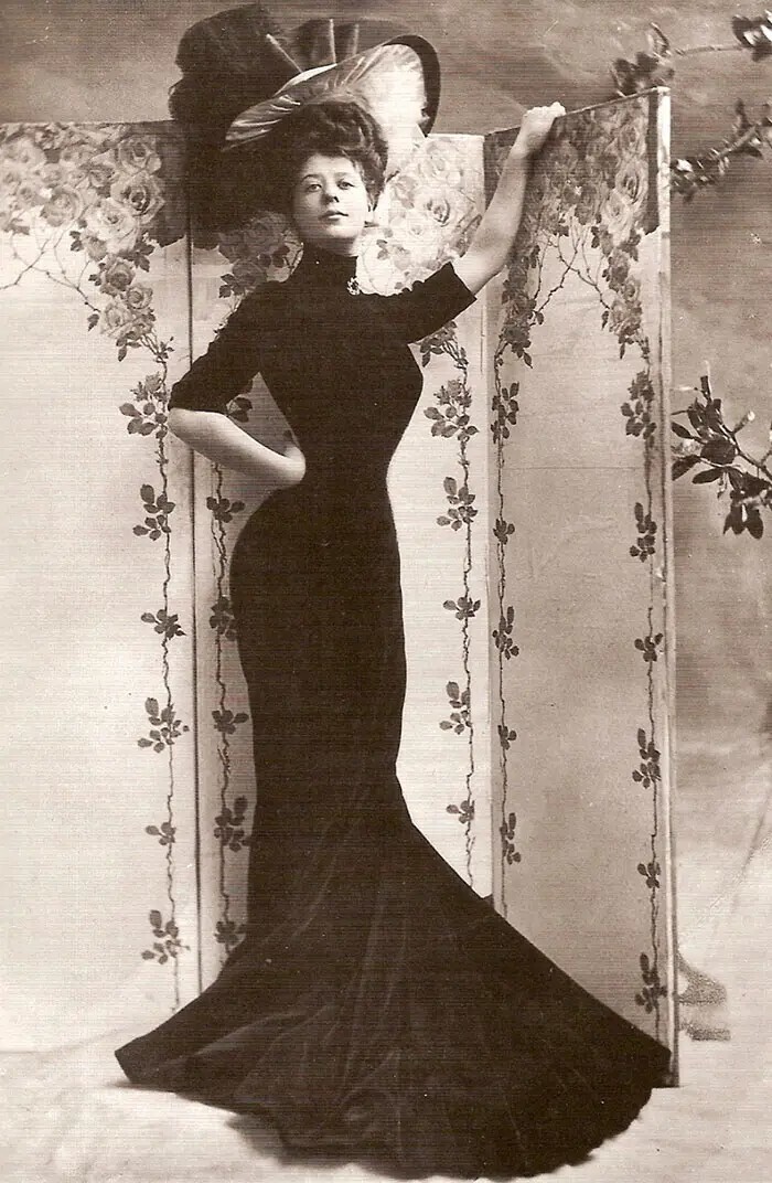 Американская актриса бельгийского происхождения Камилл Клиффорд стала олицетворением так называемых девушек Гибсона — идеала женской красоты, созданного американским иллюстратором Чарльзом Гибсоном на рубеже XIX и XX столетий. 