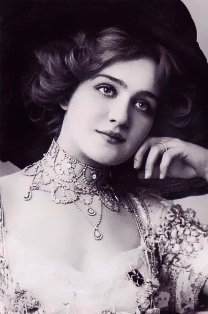 Лили Элси была популярной английской актрисой и певицей в Эдвардианскую эпоху, наиболее известной благодаря роли в лондонской постановке оперы Франца Легара «Веселая вдова». 
