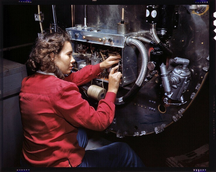 Октябрь 1942. Монтаж на распределительного щита бомбардировщика B-25 на заводе North American Aviation в Инглвуде, Калифорния.