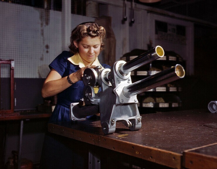 Октябрь 1942 г. Инглвуд, Калифорния. Молодая сотрудница компании North American Aviation работает над механизмом шасси истребителя самолета P-51.