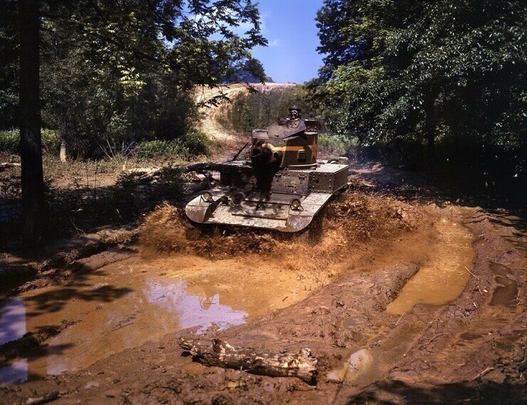 Форт Нокс, июнь 1942 г. "Легкий танк проходит через водную преграду."