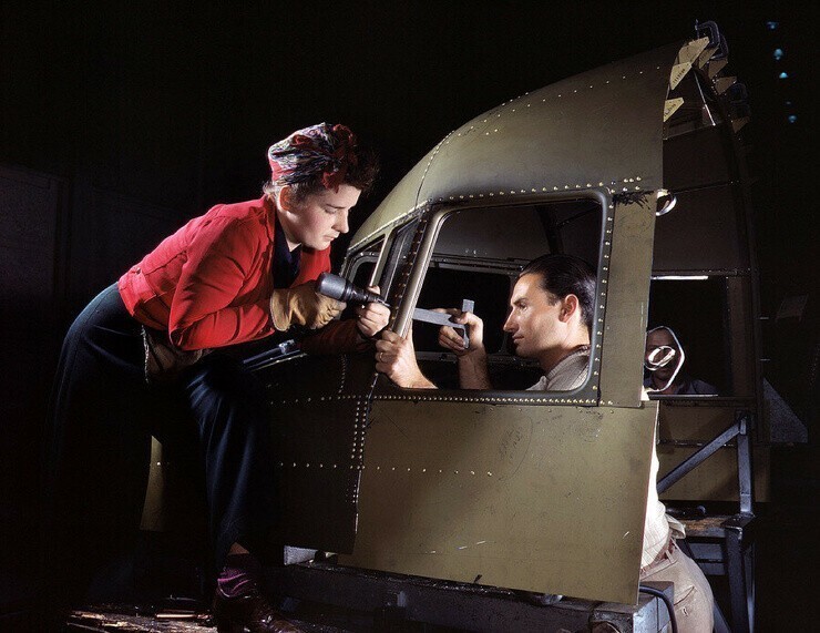 1942 год. Инглвуд, Калифорния. Клепальщики, работающие над обшивкой кабины транспортного самолёта C-47 в компании North American Aviation.