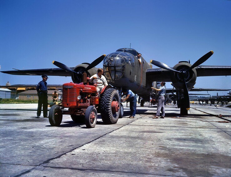 Октябрь 1942 г. Канзас-Сити, штат Канзас. Бомбардировщик B-25 в North American Aviation буксируют вдоль наружной линии сборки.