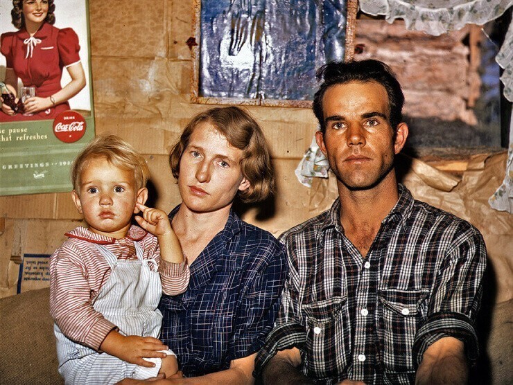 Джек Хинери и его семья, люди, которые жили в Пи-таун (Нью-Мексико) в землянке. Фото Рассела Ли.