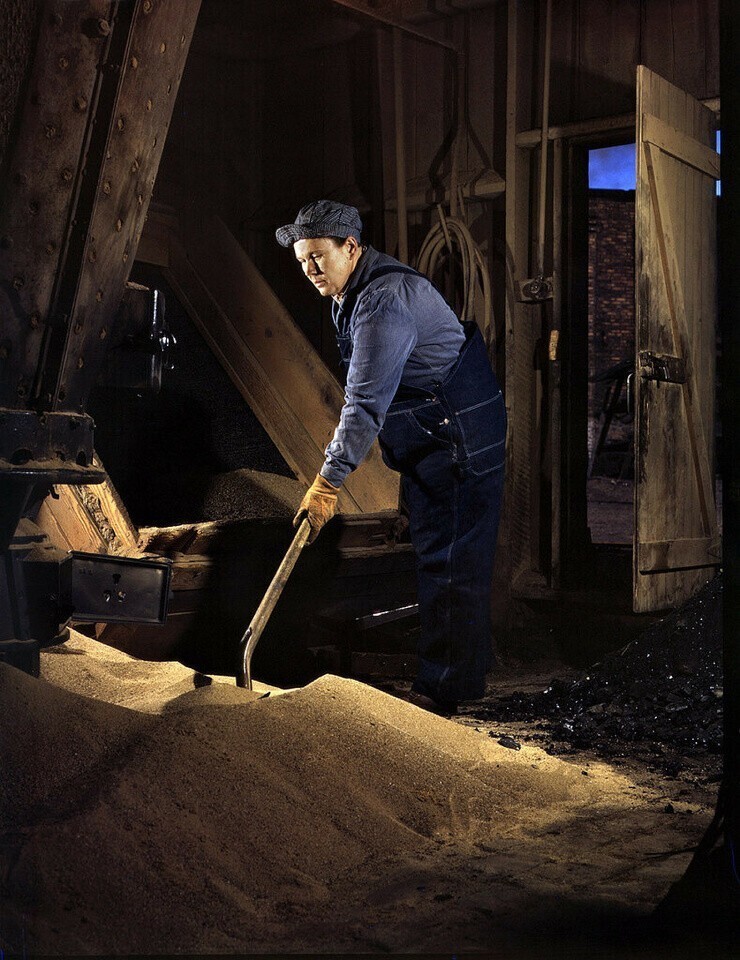 Апрель 1943 г. "Тельма Кьюваж просеивает песок в депо Chicago & North Western R.R. в Клинтоне, штат Айова. Ее работа состоит в том, чтобы следить, что песок просеивался и очищался для использования в локомотивах. 