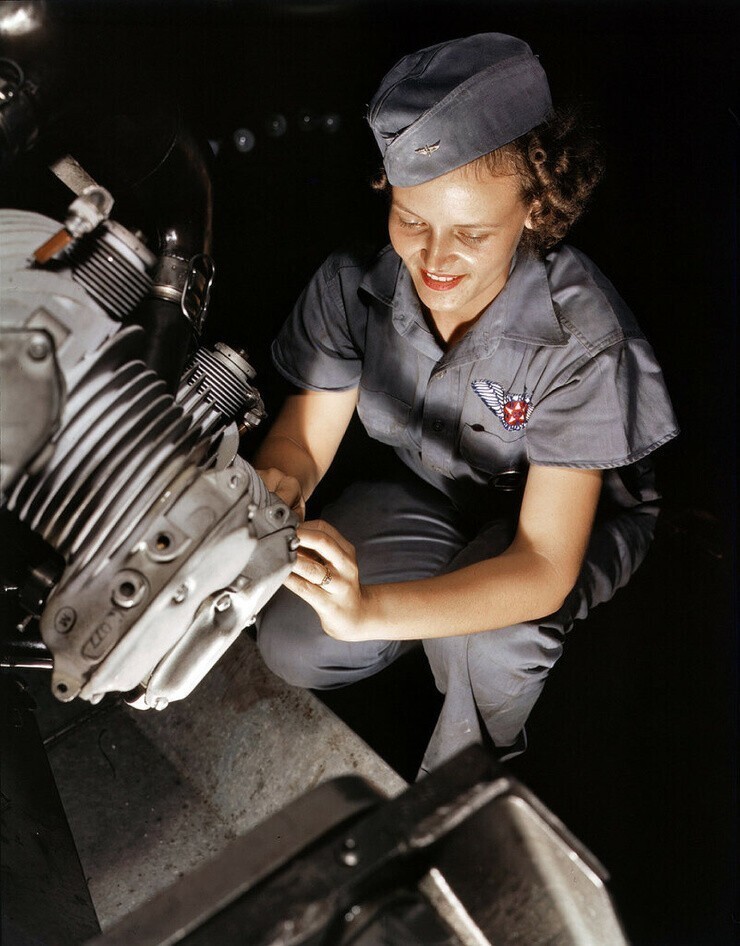 Август 1942. Механик Мэри Джозефина Фарли работает с двигателем Wright Whirlwind в Корпус-Кристи, штат Техас, на военно-морской авиабазе.