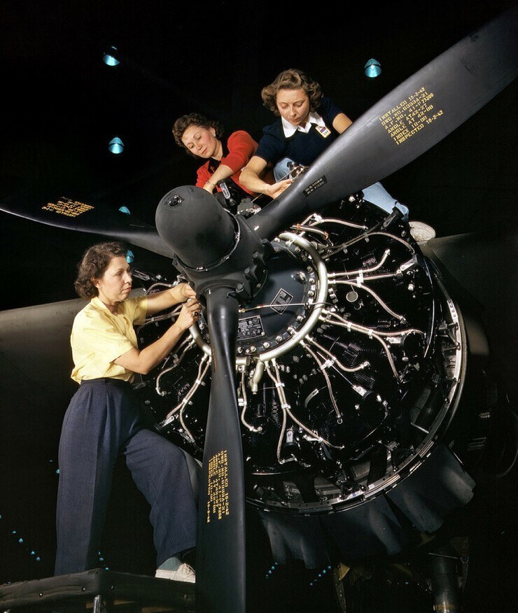 Октябрь 1942 г. Девушки собирают проводку двигателя на Douglas Aircraft в Лонг-Бич, штат Калифорния
