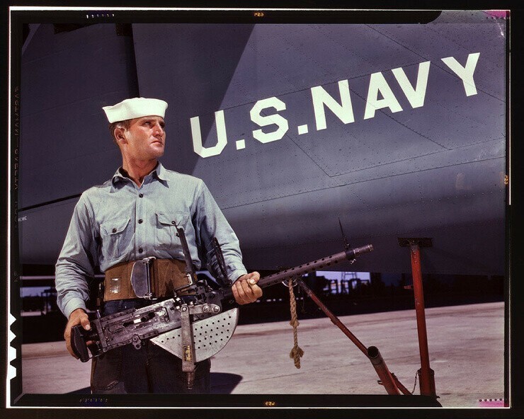 Август 1942 г. Корпус-Кристи, штат Техас. "После семи лет на флоте, Джей Ди Эстес считается старым "морским волком", "морской солью" для его товарищей на военно-морской авиабазе."