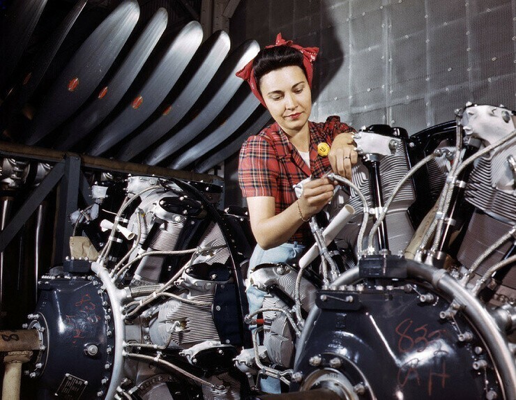 Июнь 1942 г. Контролёр-моторист на North American Aviation в Лонг-Бич, Калифорния