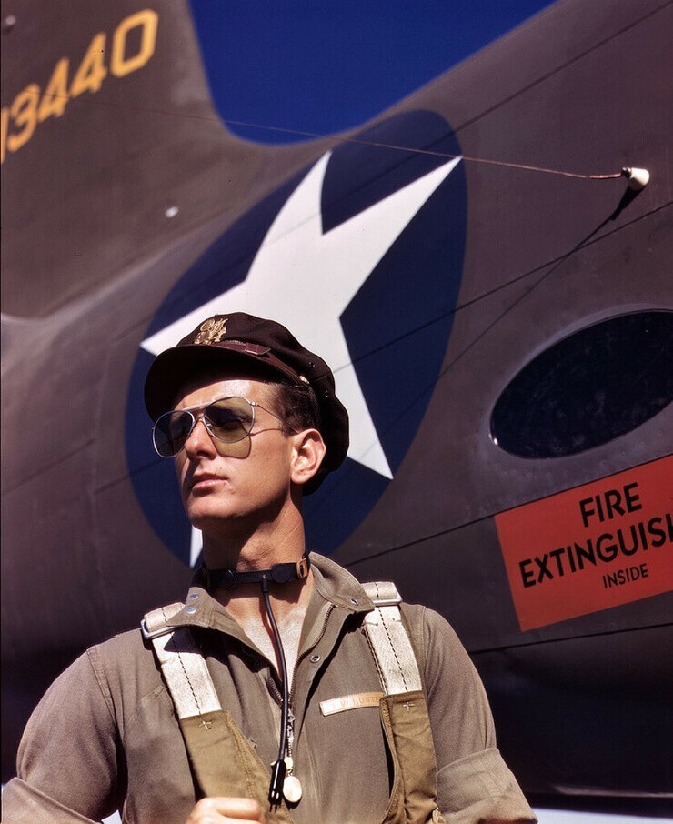 Октябрь 1942 года. Лейтенант Майк Хантер, летчик-испытатель армии США, назначенный для приёмки самолётов Douglas Aircraft Company, Лонг-Бич, штат Калифорния."