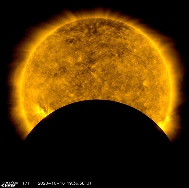 Самая мощная фотобомба: Луна влезла в кадр во время съемок Солнца