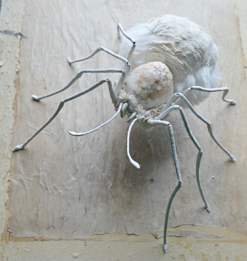 Художник создает из винтажных тканей сказочные скульптуры в виде больших пауков