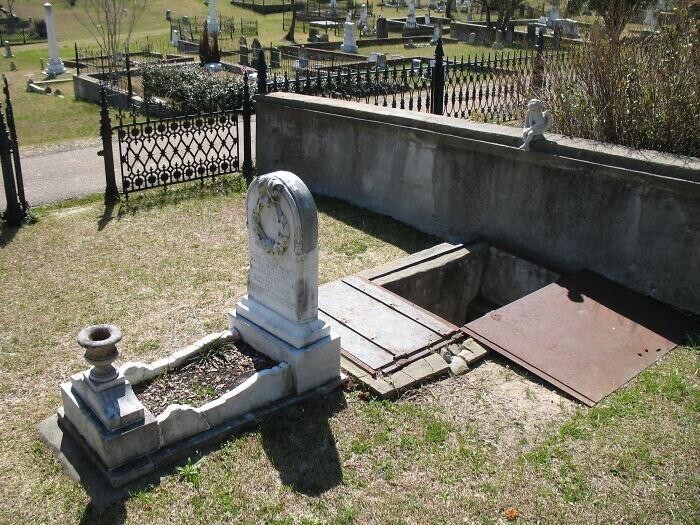 Мать встроила в могилу дочери лестницу, чтобы навещать ее во время грозы