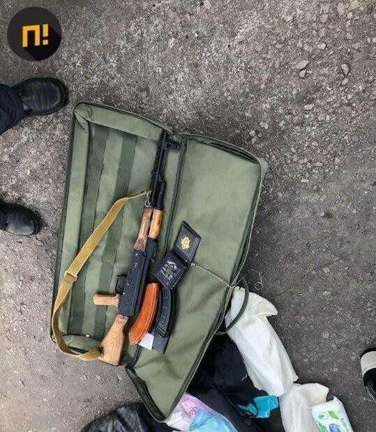 Под Воронежем обнаружили в Mercedes G-Class чемодан денег, оружие и липовую "ксиву"