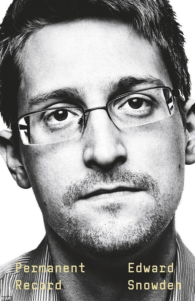 Сноуден получил бессрочный вид на жительство в России