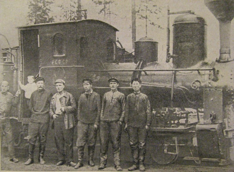 Паровоз тянул вагон с артистами в самые далекие поселки (третий слева - машинист Трещин, первый справа - машинист Хрулёв)