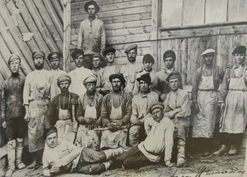 Бригада плотников на строительстве Шатурской станции 1919-1920 годы