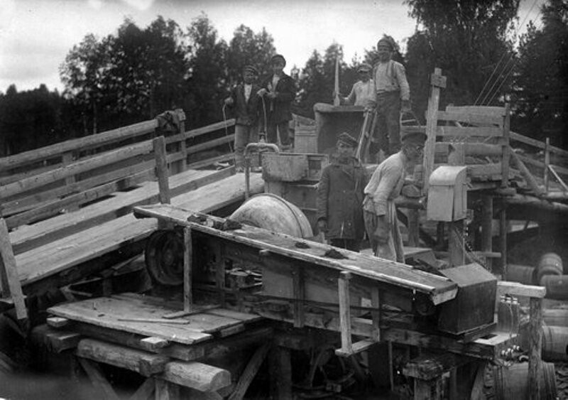 Служащие у трибуны в день открытия Шатурской электростанции, 25 июля 1920 года