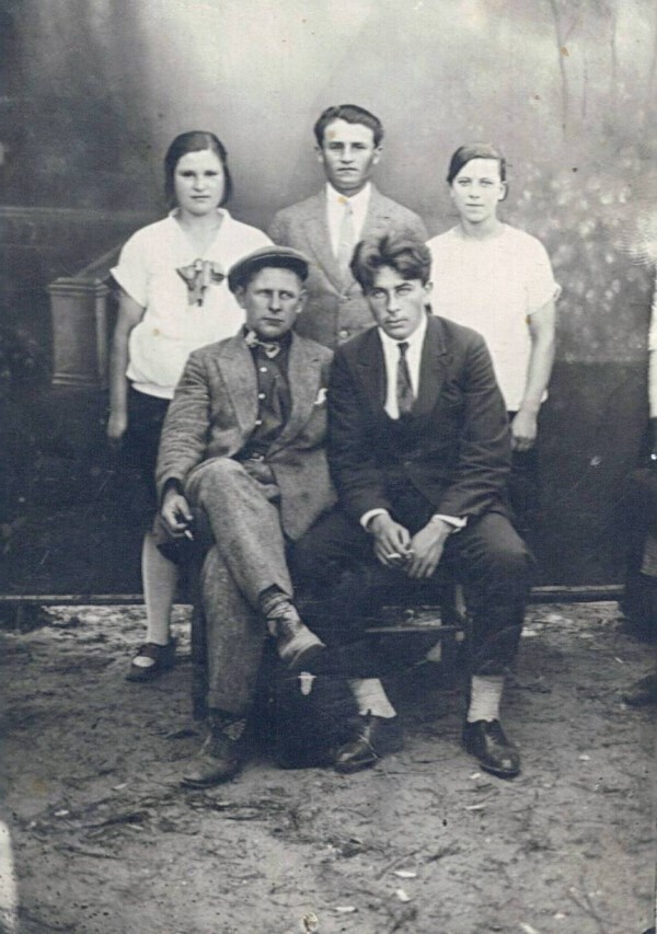 Лисиченков Михаил (зам.управляющего Шатурским торфотрестом) с товарищами (стоит в середине) 1927 год