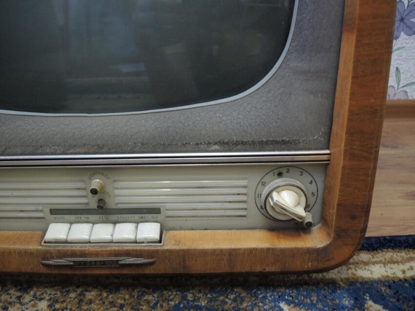 Почему телевизоры в СССР делали на 12 каналов, а показывало всего 2 программы