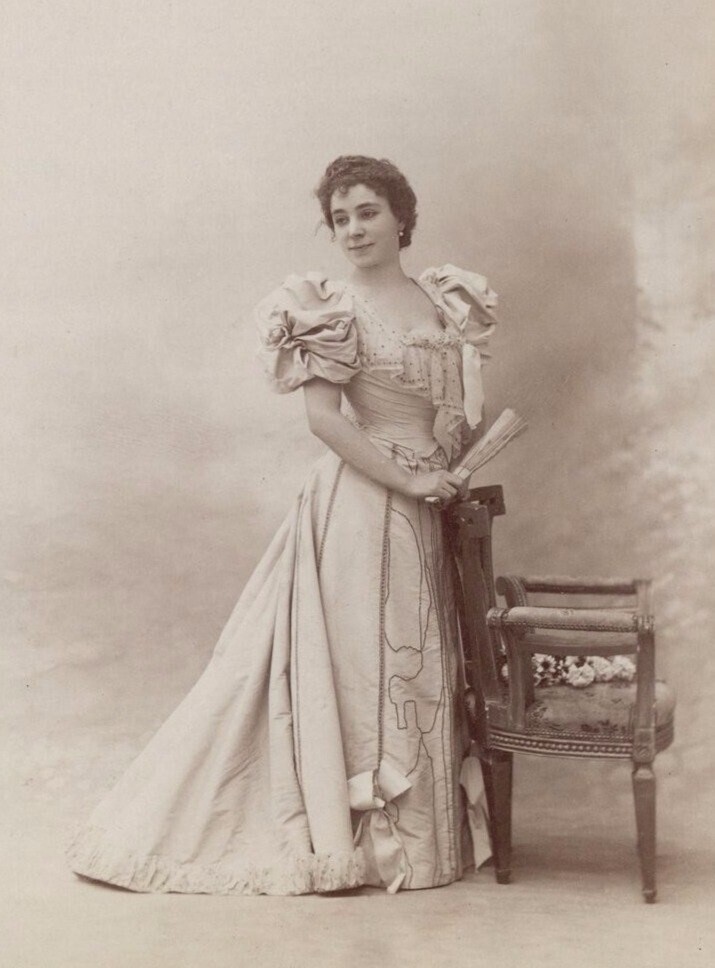 Женщины в платьях 19 века