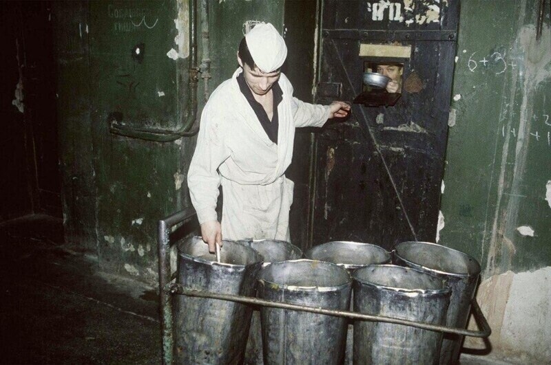 Выдача пищи заключённым в СИЗО в Москве, 1996 год