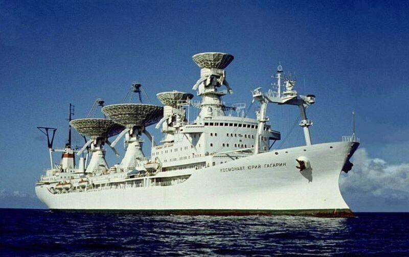 ​1996 год. В Одессе, в порту Южный одиноко стоял у причала необыкновенный корабль. На боку его виднелось странное имя «АГАР», не говорящее ничего тем, кто впервые увидал стального гиганта, прибывшего откуда-то из великого прошлого.