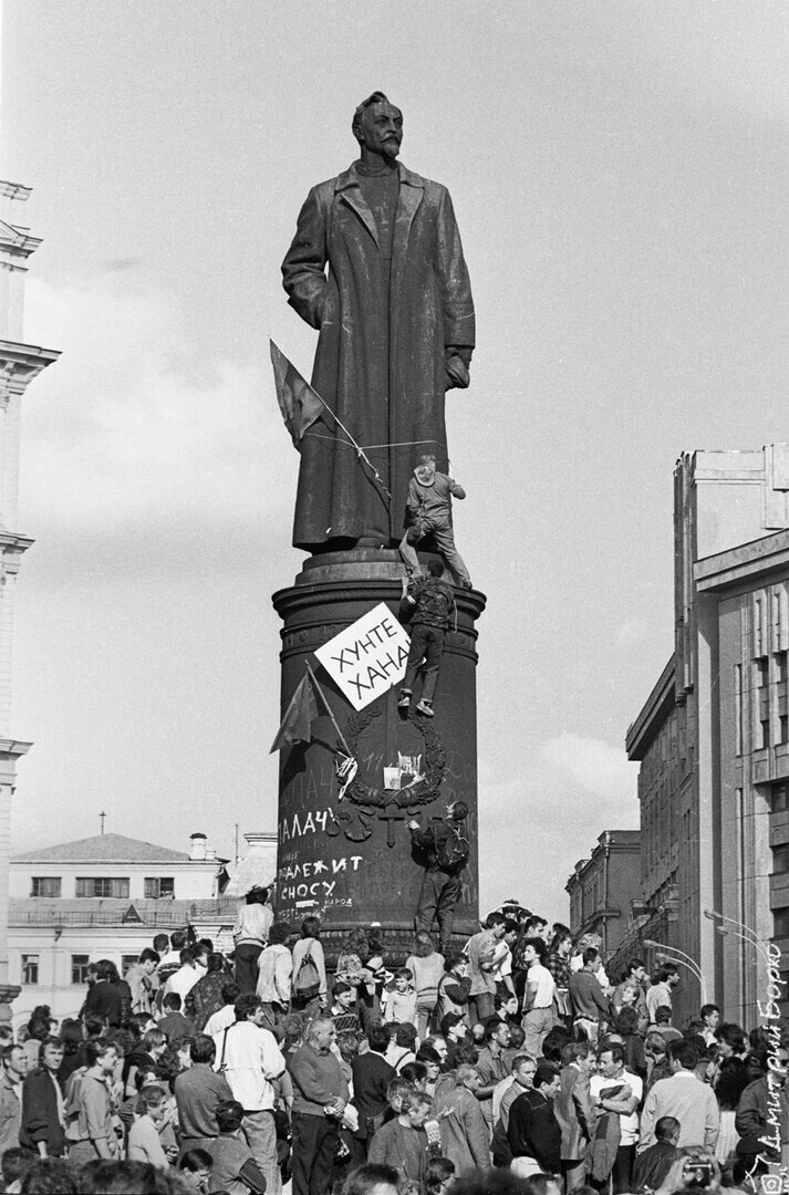 После шествия с флагом по центру Москвы несколько тысяч человек собрались на Лубянской площади у памятника Феликсу Дзержинскому, 22 августа 1991 года