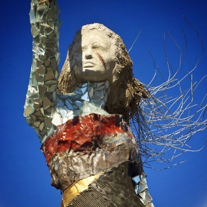Символ трагедии и памяти: В Бейруте создали статую девушки