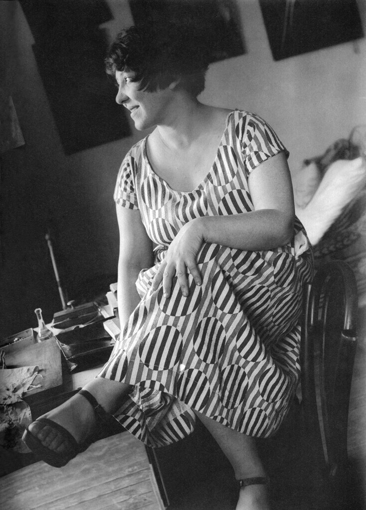 Варвара Степанова. Платье сшито из ткани,по эскизу Степановой на Первой ситценабивной фабрике.