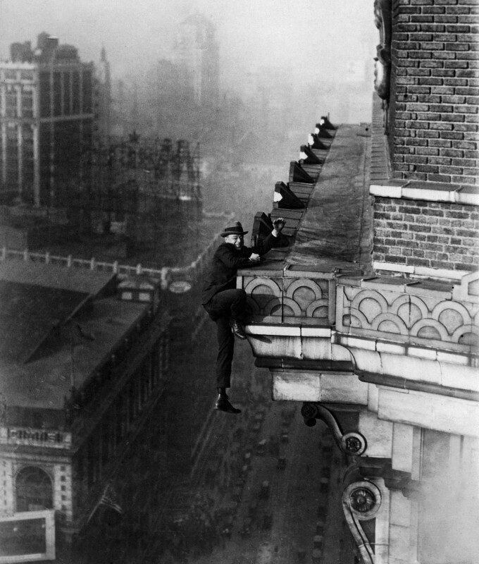 Альпинист Гарри Гардинер висит на 24-м этаже отеля в Нью-Йорке, 1910 год.