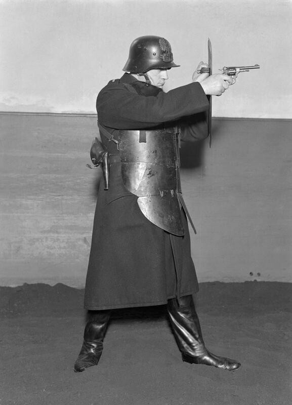 Польский полицейский в полном штурмовом снаряжении, 1934 год.