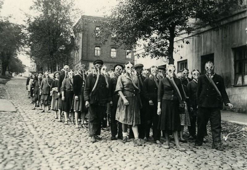 Работники комбината «Трёхгорная мануфактура» на занятиях по военной подготовке, 1941 год.