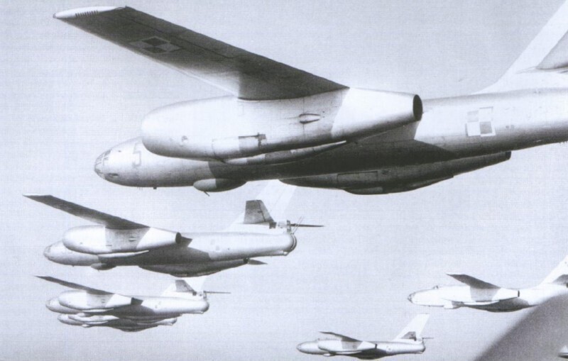 Группа бомбардировщиков Ил-28 из состава 7-го бомбардировочного авиационного полка 15-й бомбардировочной авиационной дивизии ВВС Польши во время полёта в плотном строю. 1964-й год