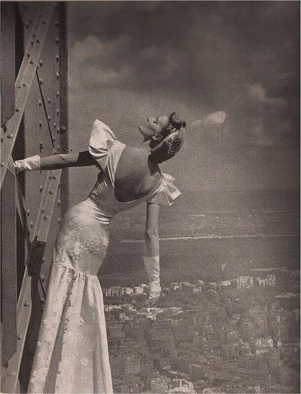 Модель позирует на вершине Эйфелевой башни, 1939