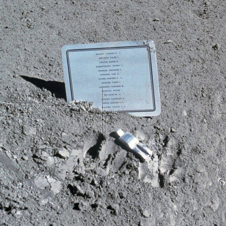 На Луне есть мемориал космонавтам, погибшим во время исследования космоса, включая российских космонавтов