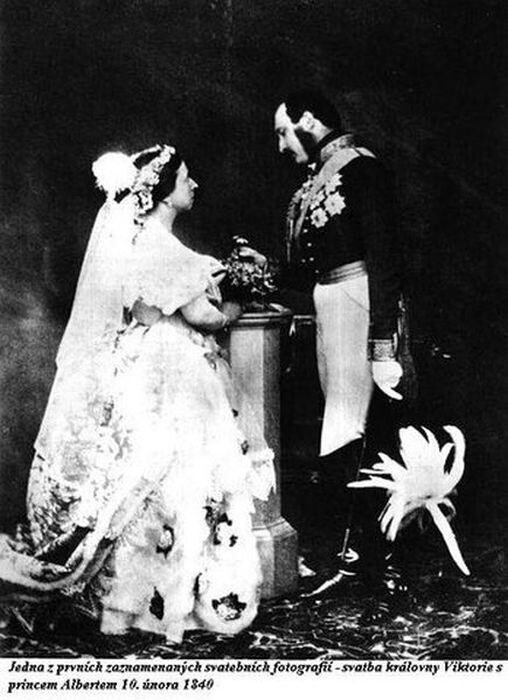 Одна из первых зафиксированных свадебных фотографий в мире. 1840 год, 10 февраля. Королева Виктория и принц Альберт.