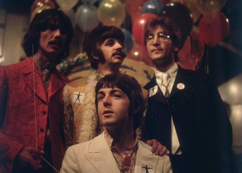 «Битловед». На фото: участники группы The Beatles позируют для фотографии в студии Abbey Road (Великобритания, Лондон, 1 июня 1967 года. Фото: BIPS / Getty Images).