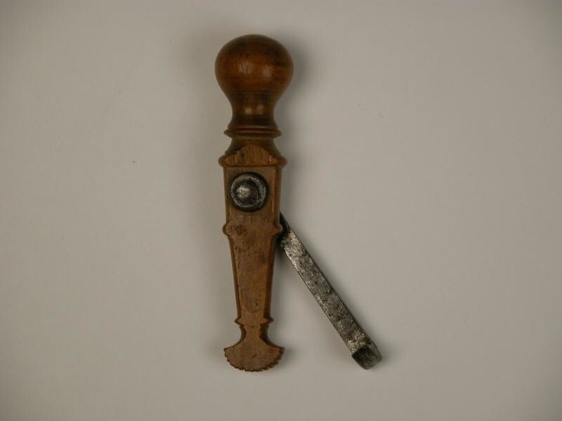 В начале четырнадцатого века Ги де Шолиак изобрел инструмент, который продолжал использоваться до конца восемнадцатого века.
