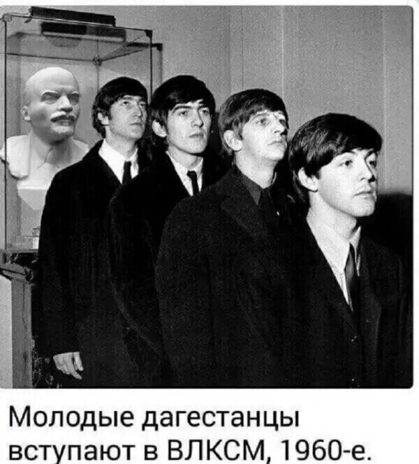 Неба утреннего стяг!.. В жизни важен первый шаг!.. Слышишь: реют над страною Ветры яростных атак!.. 