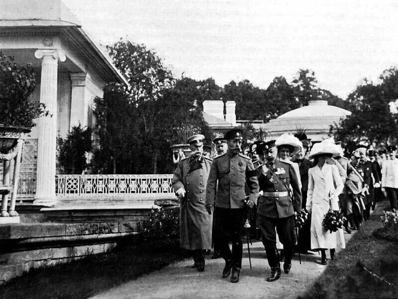 Император Николай II, барон Фредерикс и Великие княгини на пандусе Камероновой галереи.