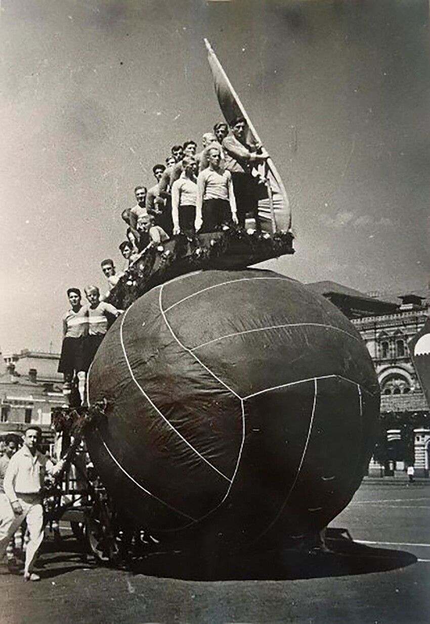 Загадка платформ: советские парады физкультурников против бразильского карнавала