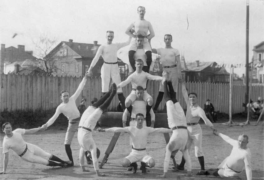 В России уже с конца XIX – начала XX века подобные гимнастические упражнения были очень любимы публикой