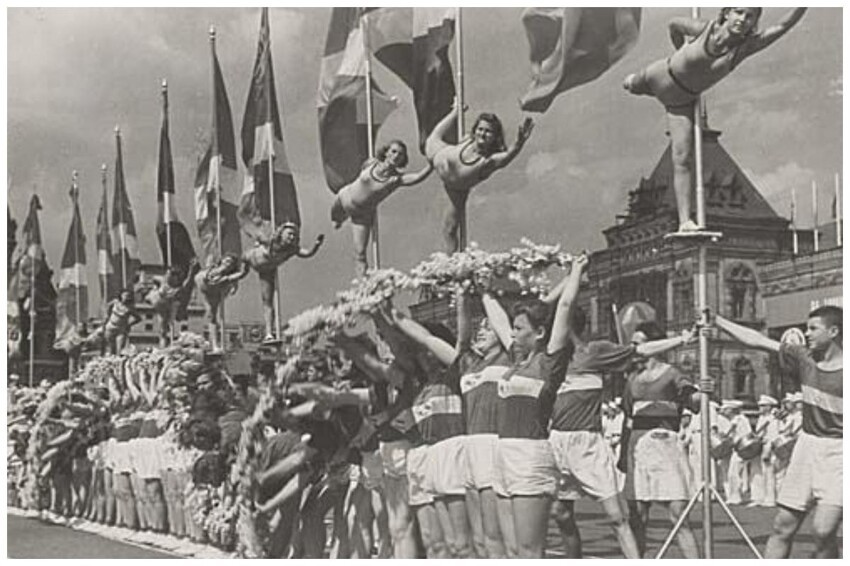 Расцвет этого спорта (а может искусства) пришелся на 20-30-е годы. Физкультурные парады стали очень популярны в СССР. И вместе с живыми фигурами, пришли различные платформы, изображающие спортивные достижения