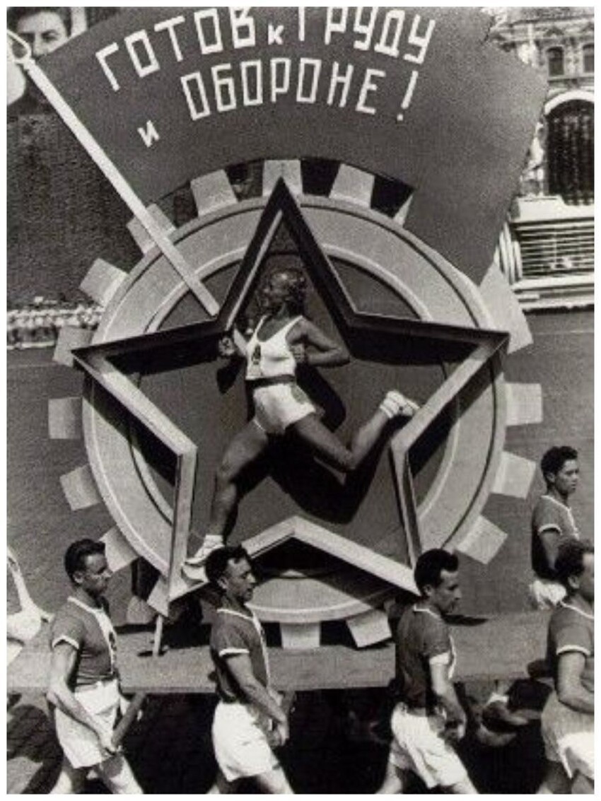 Загадка платформ: советские парады физкультурников против бразильского карнавала