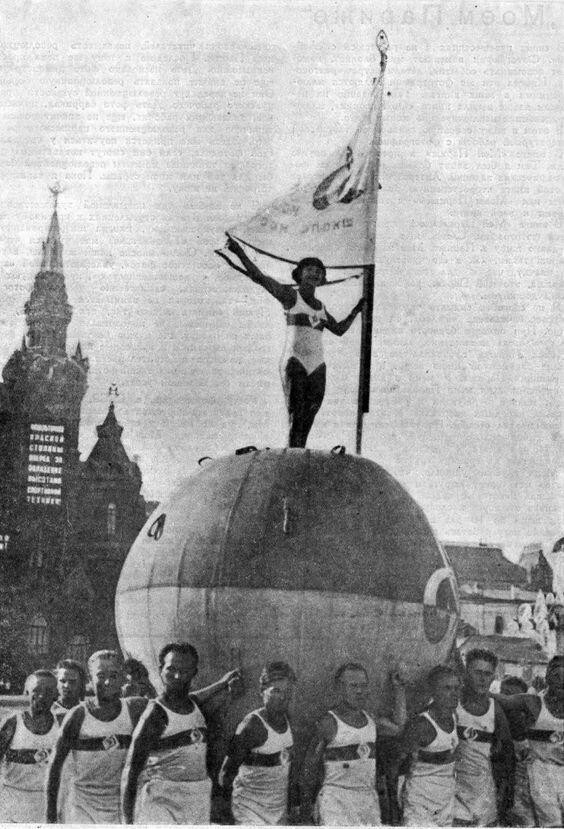 С 1931 года парады стали проводиться ежегодно, сначала в Москве и Ленинграде, а затем и других городах Союза ССР