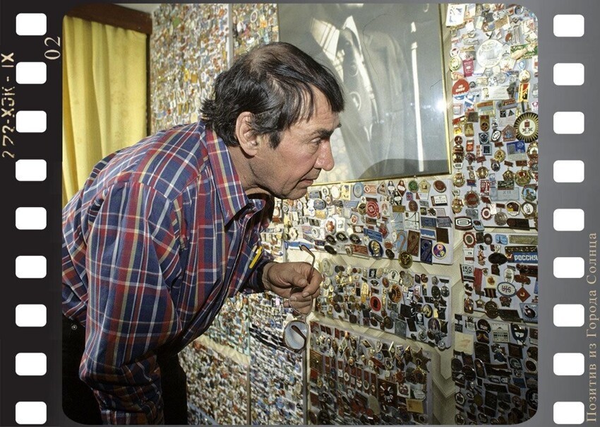 Спартак Мишулин со своей огромной коллекцией значков, собранной на протяжении многих лет.