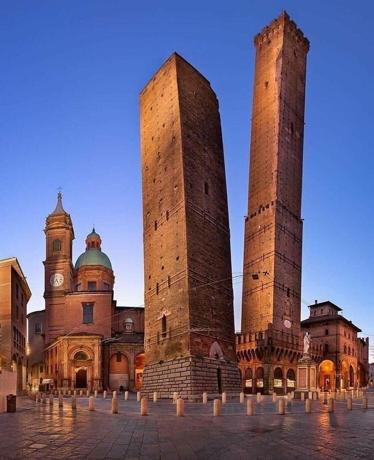 Самая высокая из всех падающих башня Азинелли — это та, что справа. Рядом с ней падает башня Гаризенда. Обе были построены в XII веке в итальянской Болонье.