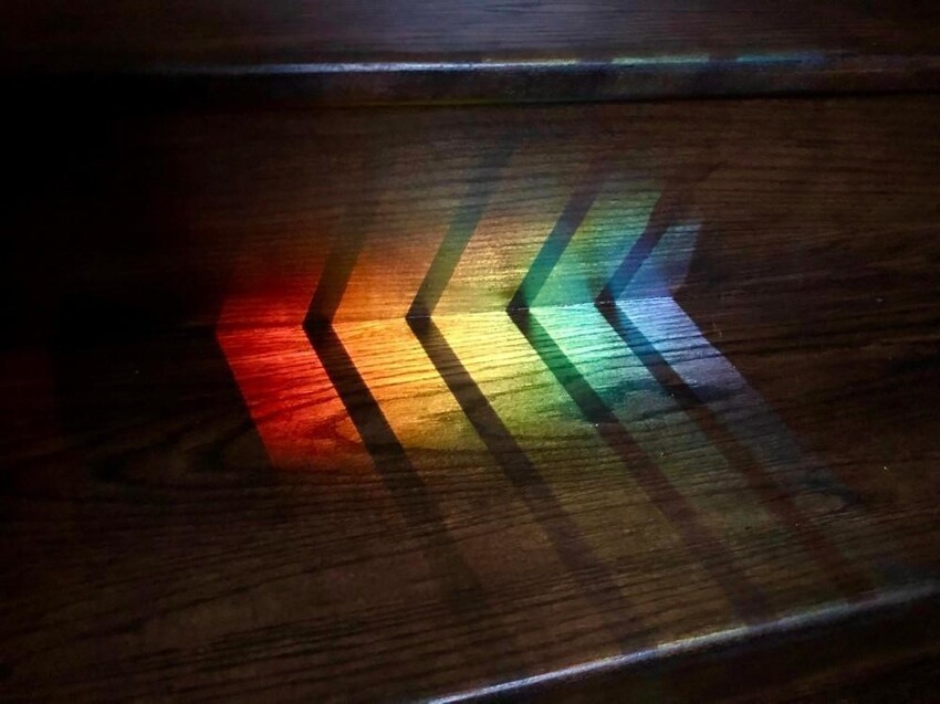 Пройдя через перила лестницы, свет разделился по нескольким волнам спектра